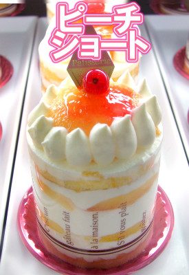 毎月22日のショートケーキの日のみ販売の≪ピーチショート≫。6月~9月のみ