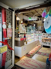 店内入口よりショーケース